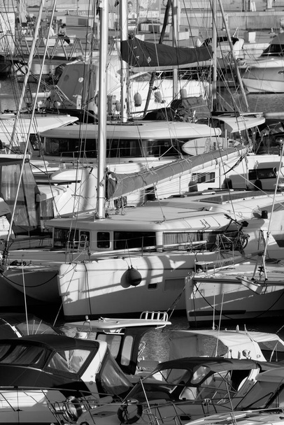 İtalya, Sicilya, Akdeniz, Marina di Ragusa (Ragusa Eyaleti); limanda lüks yatlar  - Fotoğraf, Görsel