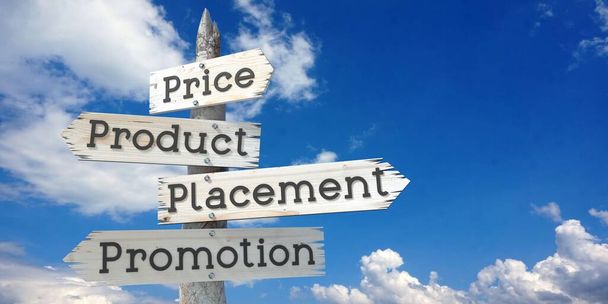 Cena, produkt, umístění, propagace - dřevěný ukazatel se čtyřmi šipkami - Fotografie, Obrázek