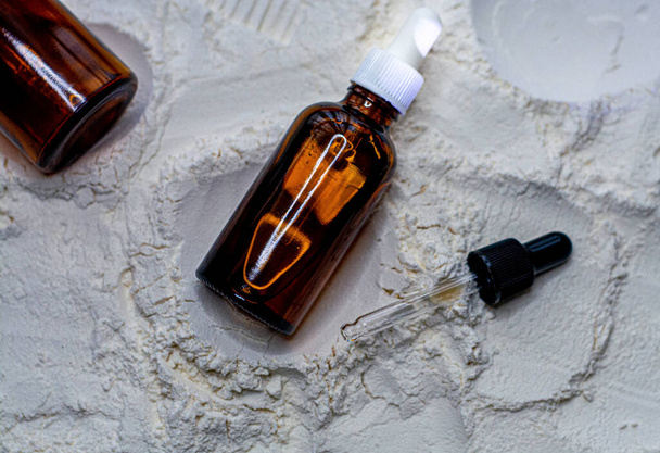 Luonnollinen kosmetiikka kasvot öljy ruskea pullo hiekalla - Valokuva, kuva