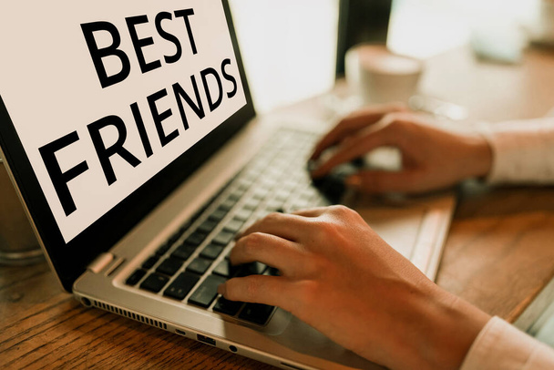 Scrivere visualizzando testo Migliori amici, Parola per una persona a cui tieni più di altre persone Per sempre amici - Foto, immagini