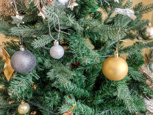 Altın ve gümüş kürelerle süslenmiş Noel ağacı - Fotoğraf, Görsel