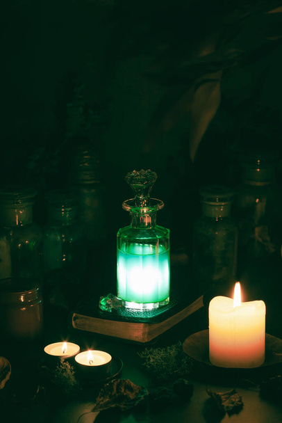 Boszorkányság csendélet koncepció bájital, varázskönyv, gyógynövények összetevők gyertyák és mágikus berendezések - Fotó, kép