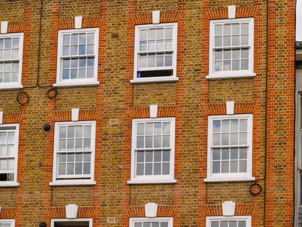 Yüzyılın ortalarında, çift katlı beyaz pencereli çok katlı apartman bloğu.. - Fotoğraf, Görsel