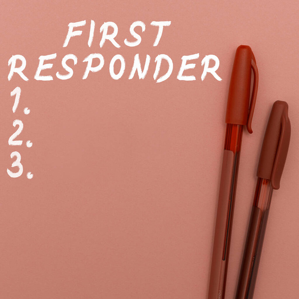 Wyświetlacz koncepcyjny First Responder, Koncepcja oznacza osobę odpowiedzialną za natychmiastowe zgłoszenie się do wypadku - Zdjęcie, obraz