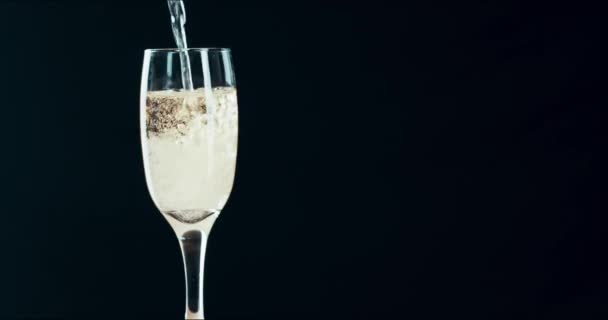Шампанське наливають у склянку, бульбашки або піну для вечірки, святкування або заходу з маком. Розкішний алкоголь, ігристе вино і золотий лікер, напої або сплеск напоїв в скляному посуді для святкового випадку
. - Кадри, відео