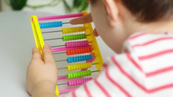 Un bambino di 5 anni sta imparando a contare su abaco, matematica, aritmetica per i bambini in età prescolare. - Filmati, video