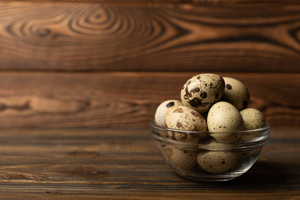 Huevos de codorniz en un plato sobre un fondo de madera marrón oscuro. Producto ecológico. Comida dietética. Comida saludable. Espacio para text.Space para copiar. - Foto, Imagen