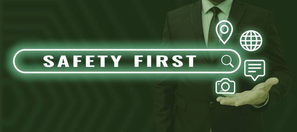 Szöveg megjelenítése Biztonság Első, Üzleti megközelítés Kerülje a szükségtelen kockázatot Élő Biztonságos Ügyeljen - Fotó, kép