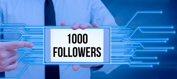 Text, der Inspiration zeigt 1000 Follower, Word Geschrieben über die Anzahl der Personen, die jemandem folgen in - Foto, Bild