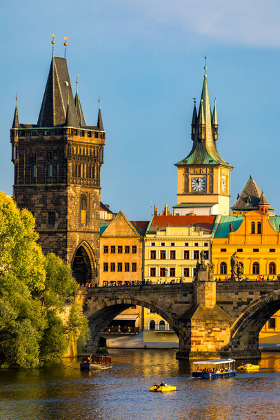 Kaarlen silta, Kaarlen sillan vanhankaupungin torni, Praha, Tsekin tasavalta. Prahan vanha kaupunki ja ikoninen Kaarlen silta, Tsekin tasavalta. Kaarlen silta (Karluv Most) ja Vanhankaupungin torni. - Valokuva, kuva