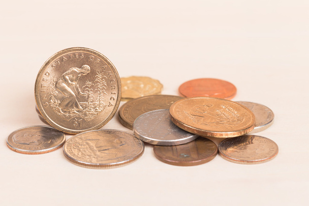 Stapel von uns Münzen isoliert auf weißem Hintergrund - Foto, Bild