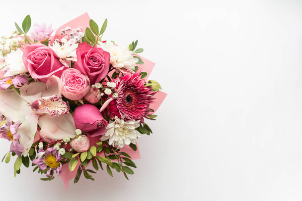 Kaunis kevät kukkakimppu vaaleanpunainen ja valkoinen tarjouksen kukkia - Valokuva, kuva