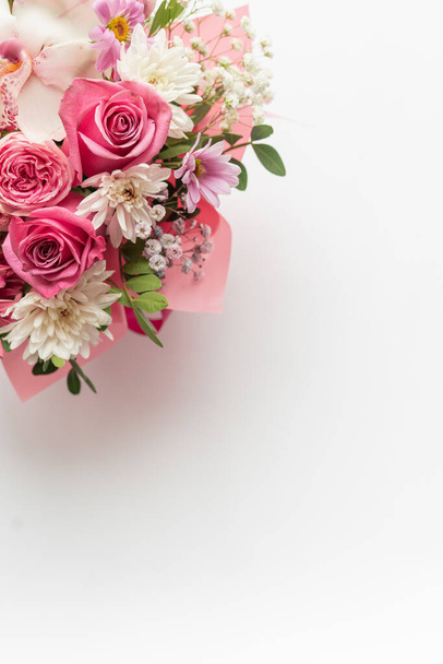 Όμορφο ανοιξιάτικο μπουκέτο με ροζ και λευκά απαλά λουλούδια - Φωτογραφία, εικόνα