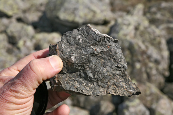 Roca de basalto en la mano
 - Foto, Imagen