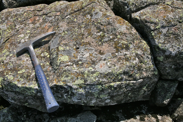 Rocha e martelo de basalto
 - Foto, Imagem