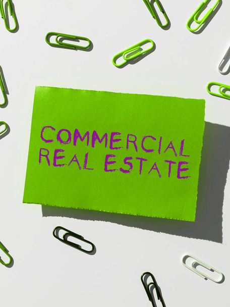 Написание текста Коммерческая недвижимость, бизнес-концепция Доходная недвижимость или земля для бизнеса - Фото, изображение