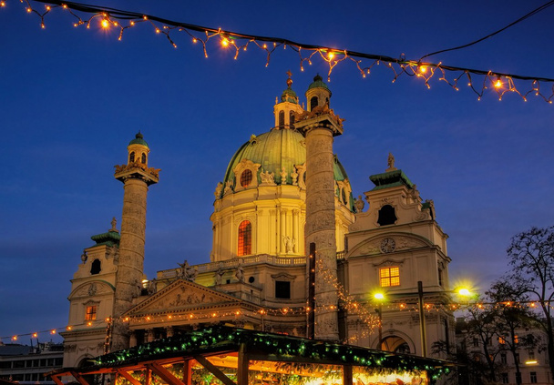 Viyana Noel pazarı Charles Meydanı  - Fotoğraf, Görsel