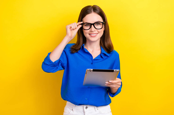Фото молодой опытной женщины помощник леди держать ноутбук трогать ее очки просмотра более полезной информации изолированы на желтый цвет фона. - Фото, изображение