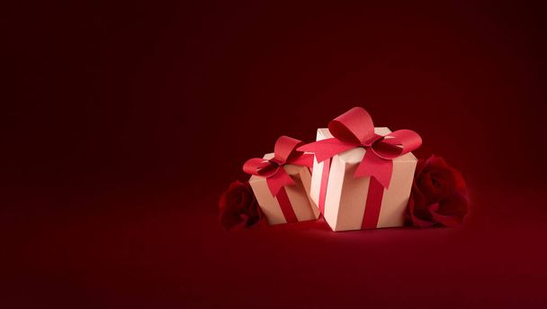 Паперове мистецтво День Святого Валентина концептуальний банер з ручною подарунковою коробкою, паперовою вирізаною стрічкою, бантом і великою кількістю сердець на червоному тлі з пробілом для тексту
. - Фото, зображення