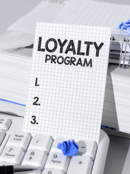 Conceptual caption Loyalty Program, Concept significa esfuerzo de marketing que proporciona incentivos para repetir clientes - Foto, imagen