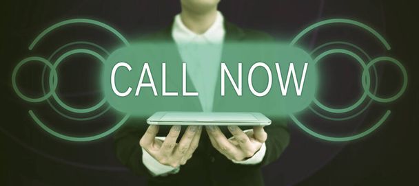 Konzeptionelle Anzeige Call Now, Word Written on Sofort eine Person kontaktieren, die Telekommunikationsgeräte mit Genauigkeit verwendet - Foto, Bild