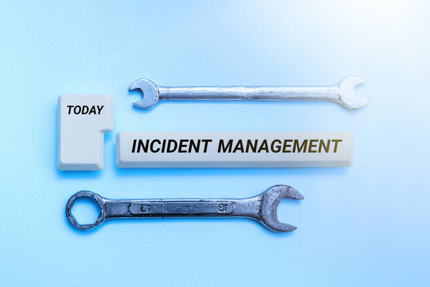Hinweisschild für Incident Management, Konzept für die Rückkehr des Dienstes zu normalen korrekten Gefahren - Foto, Bild