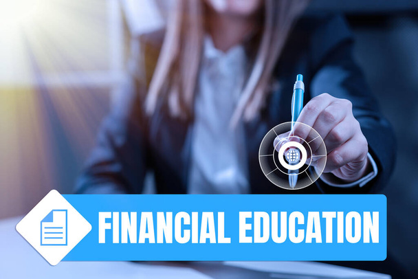 Tekenen weergeven van financiële educatie, begrip betekent begrijpen monetaire gebieden zoals financiën en beleggen - Foto, afbeelding