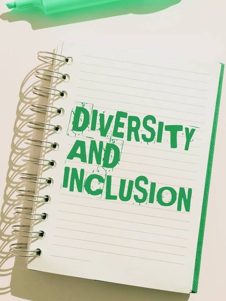 Inspiración mostrando signo Diversidad e inclusión, gama concepto de negocio diferencia humana incluye etnia raza género - Foto, imagen