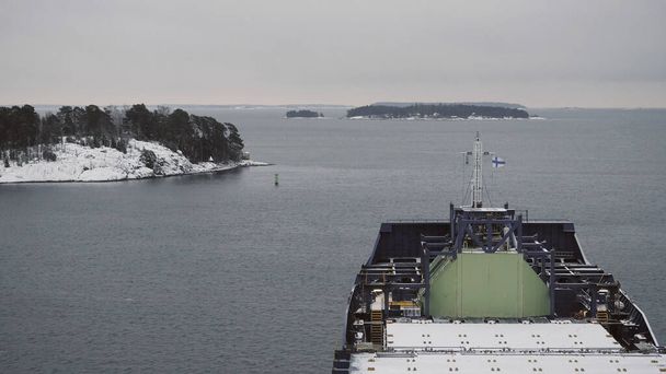 Βαλτική θάλασσα, Ευρώπη - 10 11 2022 - Πλοίο εμπορευματοκιβωτίων που πλέει κατά μήκος των ακτών της Φινλανδίας στα μαγευτικά φινλανδικά φιόρδ - Φωτογραφία, εικόνα