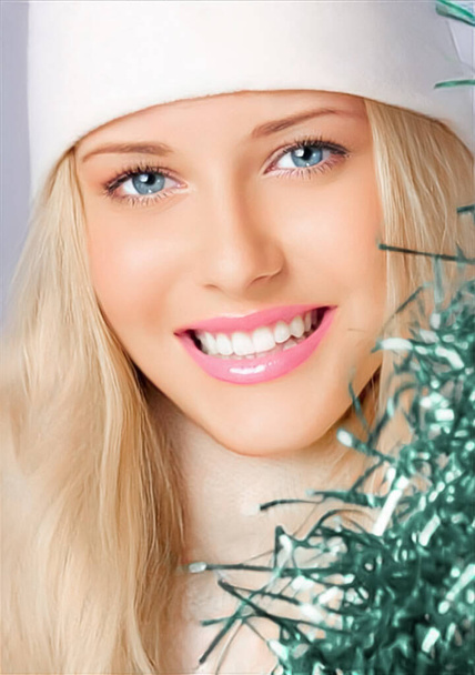 Καλές γιορτές, Καλά Χριστούγεννα, και μια γυναίκα με λευκό καπέλο, ομορφιά και μόδα. Πορτρέτο μιας όμορφης ξανθιάς γυναίκας χαμογελώντας και απολαμβάνοντας τα Χριστούγεννα, το Νέο Έτος, και τις χειμερινές διακοπές. - Φωτογραφία, εικόνα