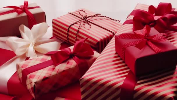 Vánoční dárky, boxerský den a tradiční sváteční dárky, klasické červené a růžové dárkové krabice, zabalený luxusní dárek na Nový rok, narozeniny, Valentýna a svátky koncept - Záběry, video