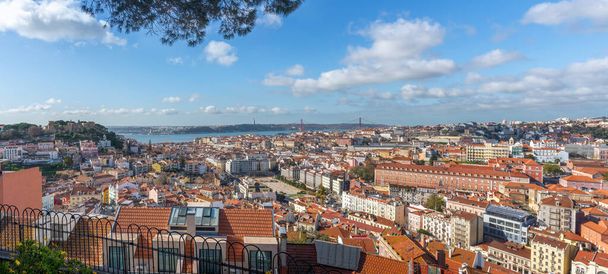 Πανοραμική εναέρια άποψη της Λισαβόνας από Miradouro da Nossa Senhora do Monte Viewpoint - Λισαβόνα, Πορτογαλία - Φωτογραφία, εικόνα