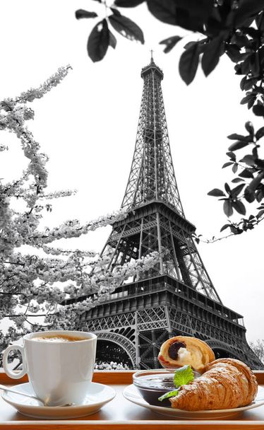 Горячий кофе с круассанами подается на деревянном подносе против Эйфелевой башни в Париже, Франция - Фото, изображение