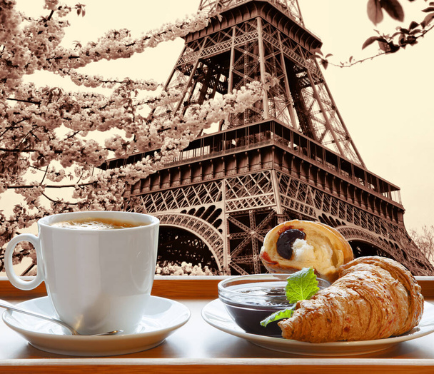 Горячий кофе с круассанами подается на деревянном подносе против Эйфелевой башни в Париже, Франция - Фото, изображение