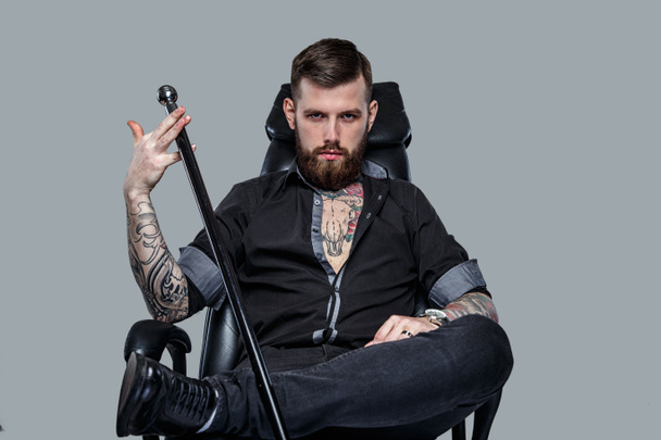 Βάναυση όμορφος άντρας με τατουάζ σώματος - Φωτογραφία, εικόνα