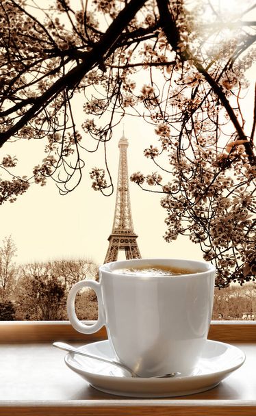 Delicioso café caliente servido en una bandeja de madera contra la Torre Eiffel en París, Francia - Foto, Imagen