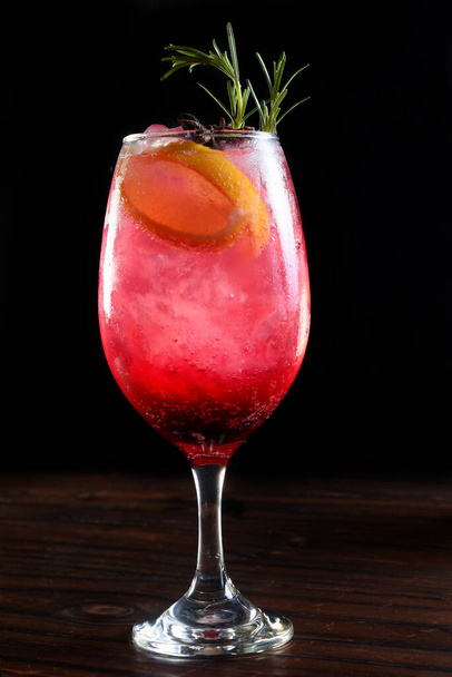 алкогольный напиток цитрусовые фрукты освежающий джин водка мохито лайм коктейль - Фото, изображение