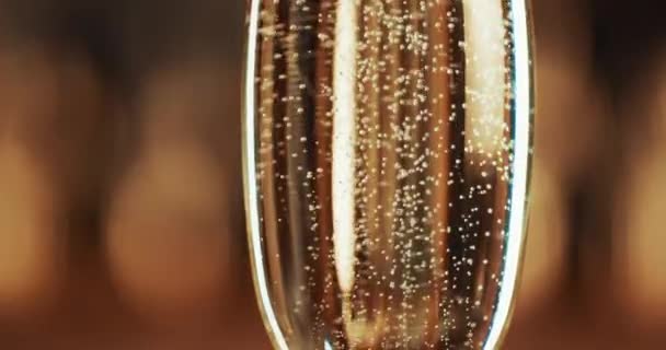 Bubbles, złoto i zbliżenie szkła z szampanem na imprezę, uroczystości i imprezy z nikim. Wesele, urodziny lub restauracja z musującym winem lub alkoholem dla luksusu, gratulacje i okrzyki. - Materiał filmowy, wideo