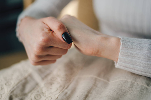 Close-up άποψη μιας γυναίκας χέρια μασάζ στα χέρια της, ενώ την εφαρμογή ενυδατική κρέμα. Γυναικεία ρουτίνα ομορφιάς. Φροντίδα ομορφιάς, θεραπεία δερματικού προβλήματος, περιποίηση δέρματος - Φωτογραφία, εικόνα