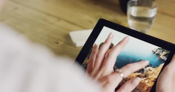 Foto, geheugen en handen van een vrouw met een tablet, online zoeken en beslissen in galerie met koffie in een café. Digitaal, scroll en persoon met vakantiefoto 's op tech en drank in een coffeeshop. - Video