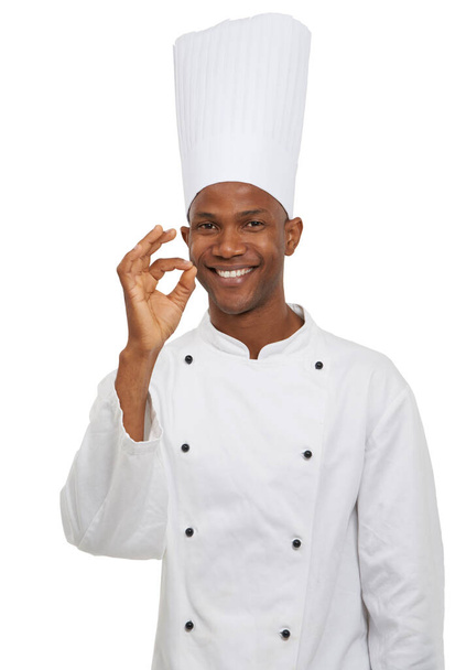 Seine Gerichte sind immer perfekt. Porträt eines afrikanischen Kochs, der mit seinen Händen perfekt signalisiert - Foto, Bild