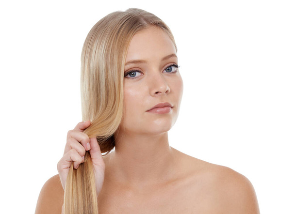 Haar haren in uitstekende conditie. Een mooie jonge blonde vrouw poseren in de voorkant van een witte achtergrond - Foto, afbeelding
