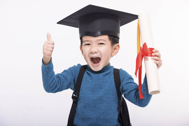 Šťastný absolvent chlapec student ukazující diplom a palce nahoru - Fotografie, Obrázek