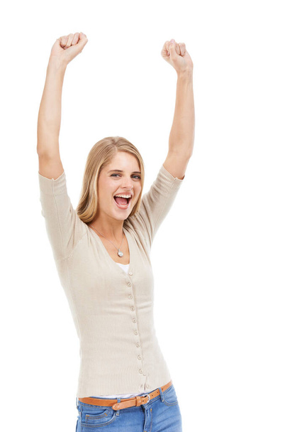 Я выигрываю. Студийный снимок молодой женщины с поднятыми руками, изолированными на белом - Фото, изображение