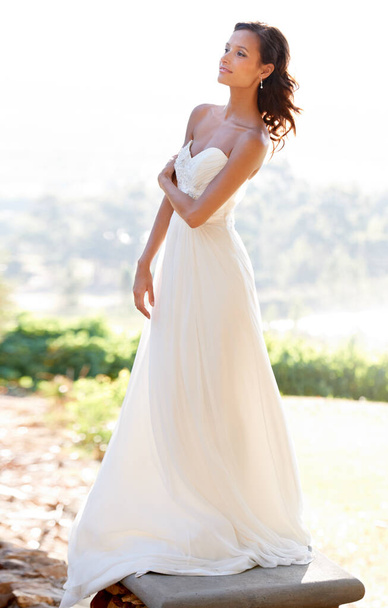 Theres beauty in simplicity. A beautiful bride posing outdoors - Foto, afbeelding