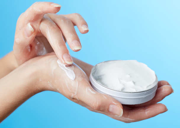 Vrouw handen met moisturizer crème - Foto, afbeelding