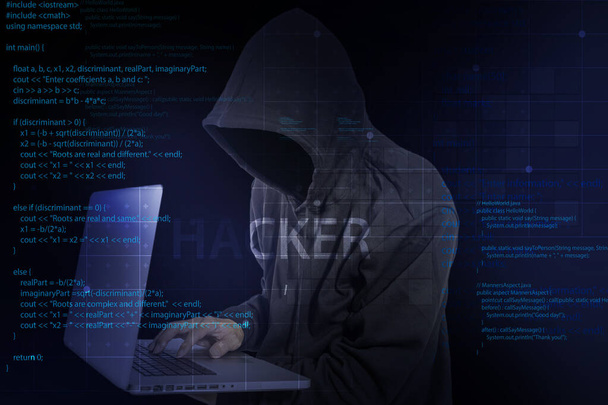 De hacker brak de beveiliging in het systeem.De gevaren van digitale dieven, hacker met zwarte hoodie - Foto, afbeelding