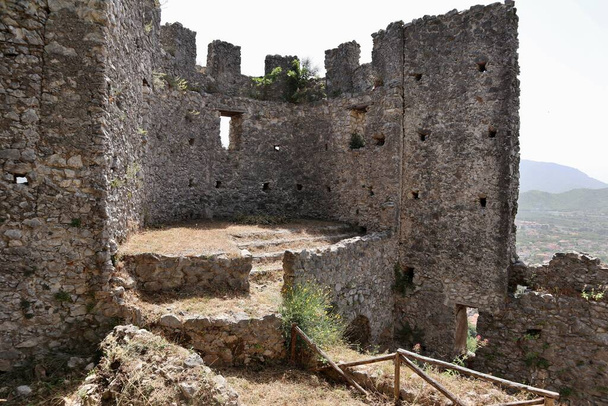 2021年6月22日イタリア、カンパニア州サンセヴェリーノ城: 11世紀から続く3つの要塞からなるイタリア最大の中世の城の1つであるサンセヴェリーノ城の遺跡 - 写真・画像