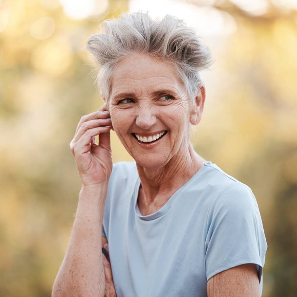 Seniorenvrouw, vrolijke glimlach en fitnesstraining buiten voor gezondheid, welzijn en gezonde levensstijl in een park. Oudere gepensioneerde vrouw, geluk en zelfzorg, workout en lichaamsbeweging levensstijl in de natuur. - Foto, afbeelding