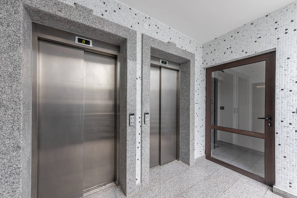 Modern liftek egy üzleti lobbyban, szállodában vagy üzletben. Modern épület belső tere. - Fotó, kép